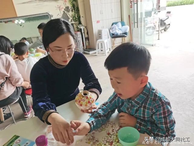 变废为宝——旧瓶变身马赛克花瓶