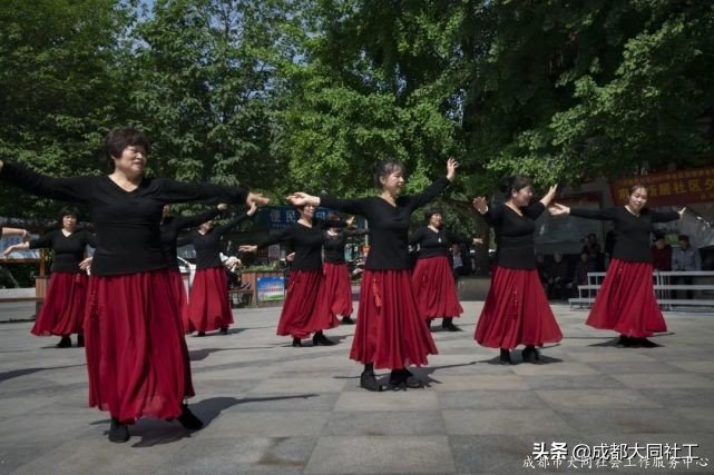 「活动回顾」五月赞 歌颂劳动者 夕阳红歌舞团组织庆五一主题演出