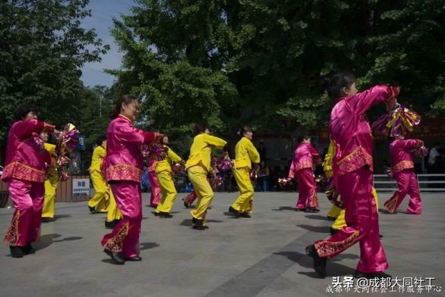 「活动回顾」五月赞 歌颂劳动者 夕阳红歌舞团组织庆五一主题演出