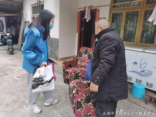 红光街道关爱援助站为低保群众送关爱