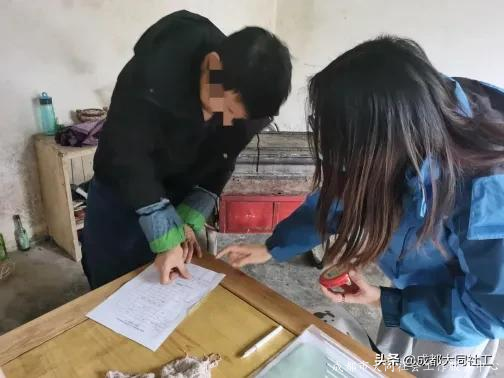 红光街道关爱援助站为低保群众送关爱