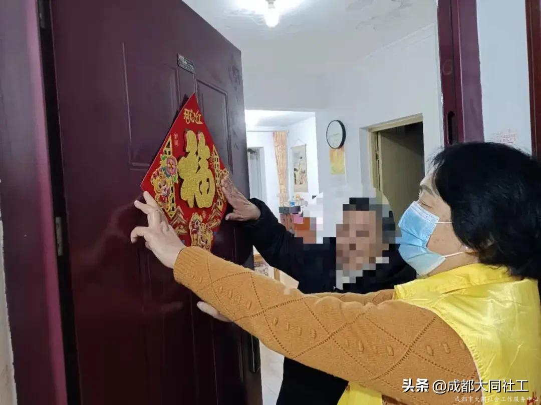 西华街道社工站助老志愿服务队开展入户关爱活动