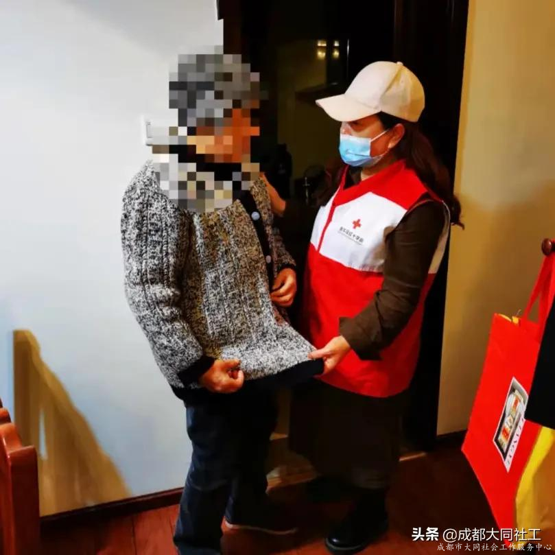 西华街道社工站助老志愿服务队开展入户关爱活动