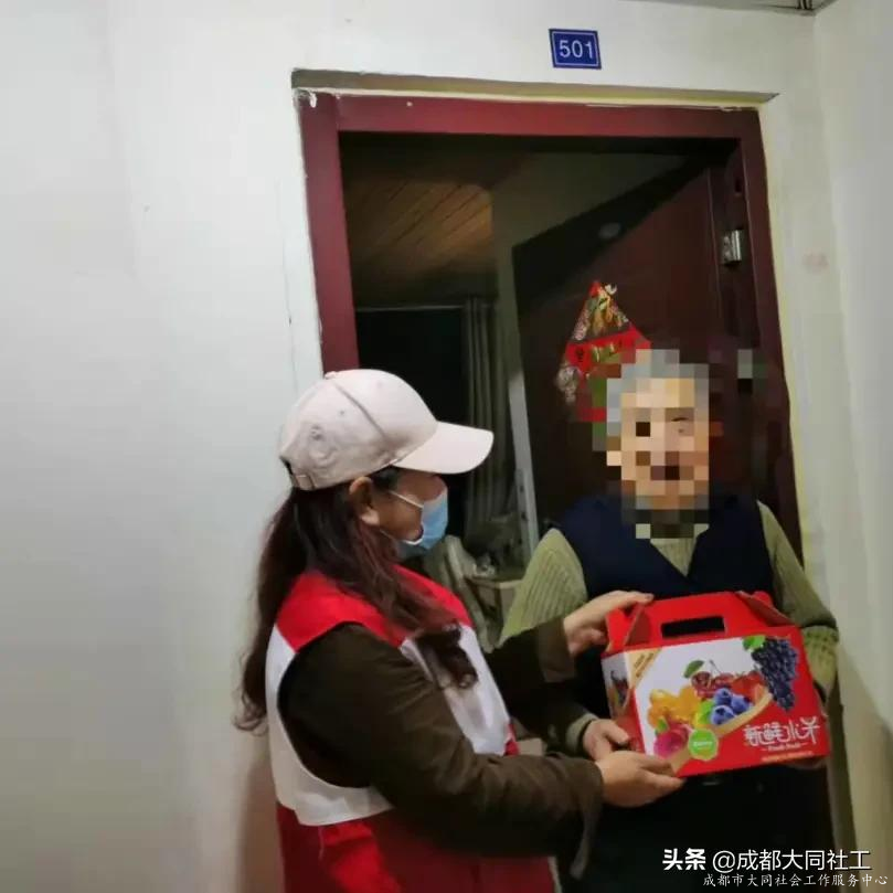 西华街道社工站助老志愿服务队开展入户关爱活动