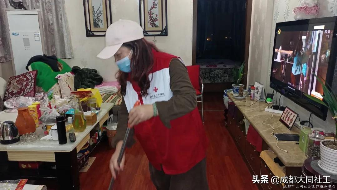 西华街道社工站助老志愿服务队开展入户关爱活动
