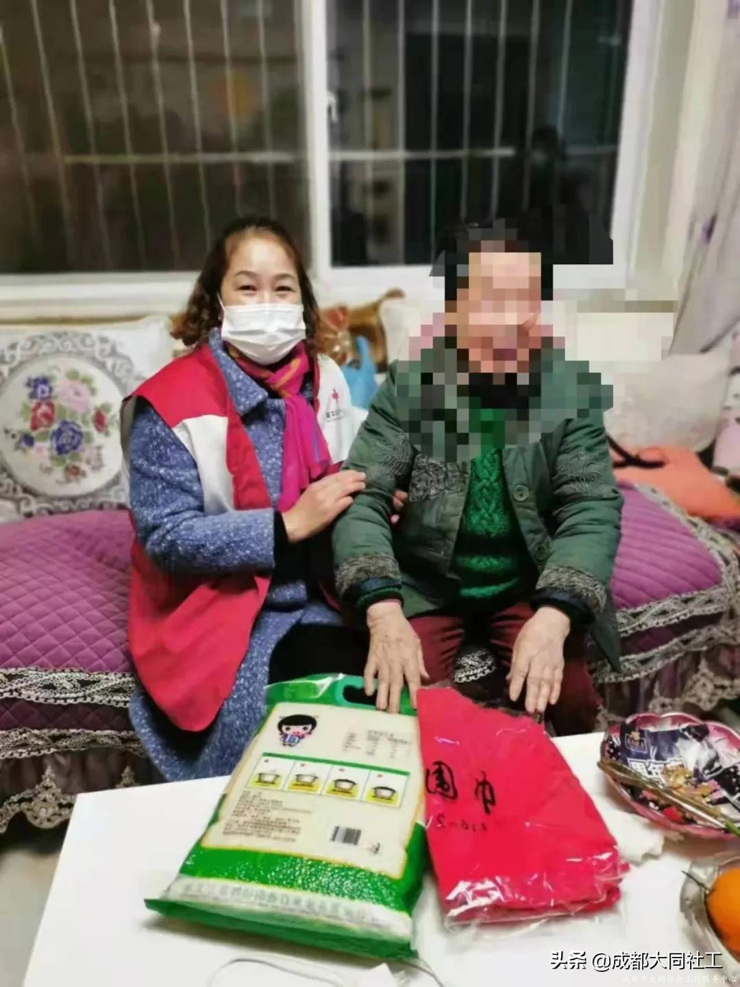 西华街道社工站助老志愿服务队开展入户关爱活动