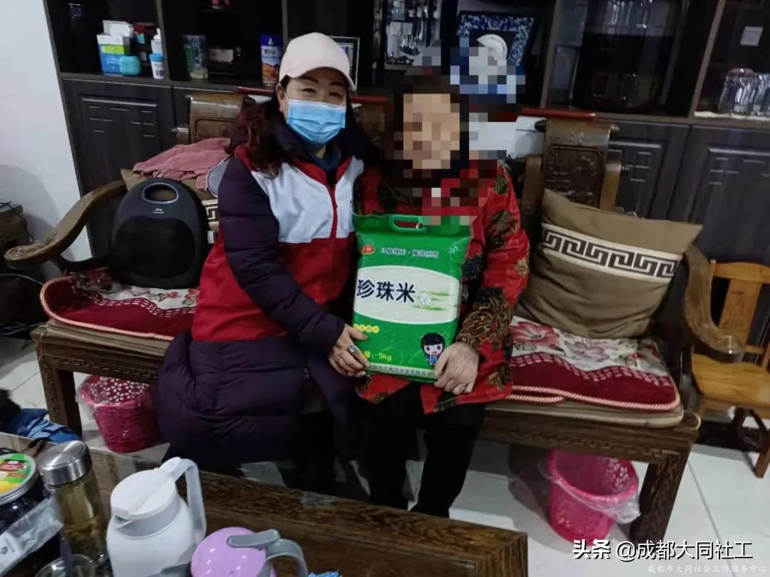 西华街道社工站助老志愿服务队开展入户关爱活动