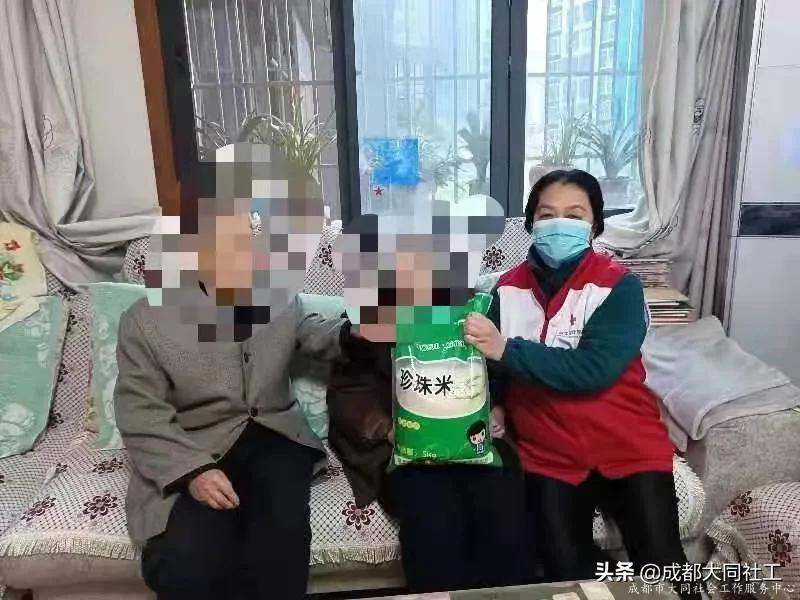 西华街道社工站助老志愿服务队开展入户关爱活动