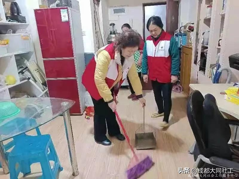 西华街道社工站助老志愿服务队开展入户关爱活动