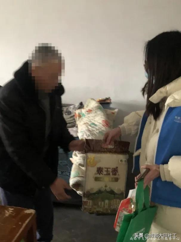 红光关爱援助站开展“寒冬送温暖，美好幸福城”活动