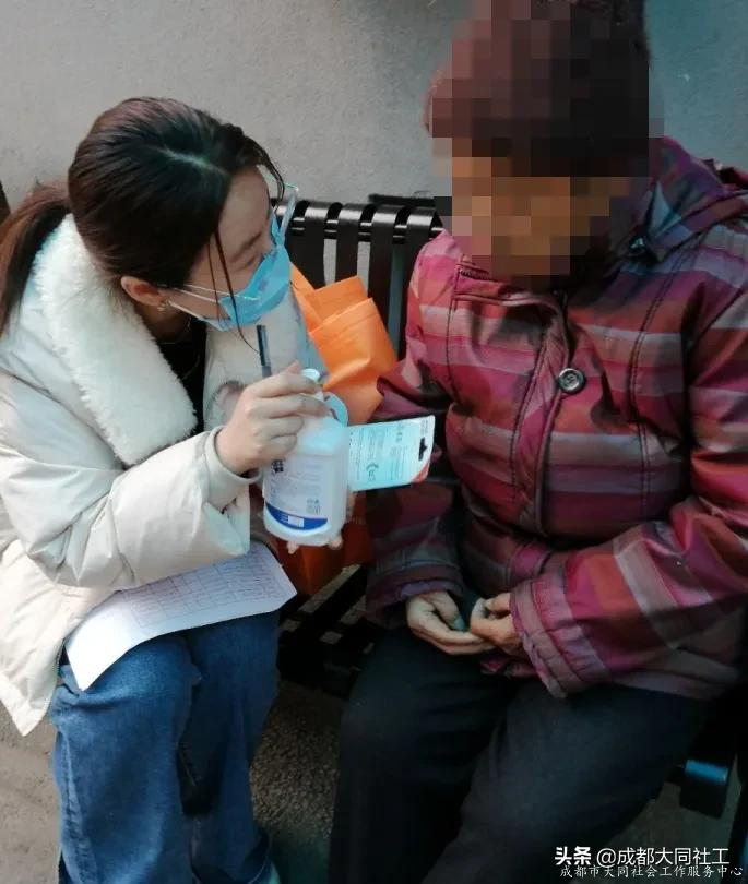 营门口街道社工站对辖区空巢老人开展关怀访视行动